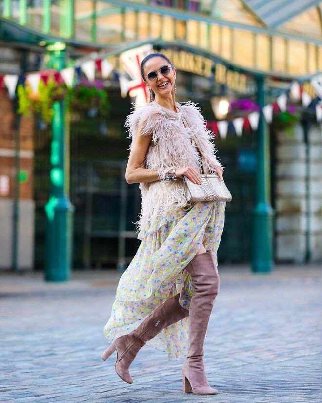 Luna De Casanova com carteira Amishi London