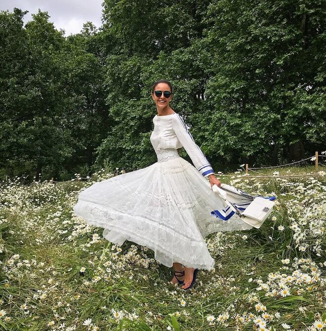 Luna De Casanova com camisa Hermès e carteira Chanel