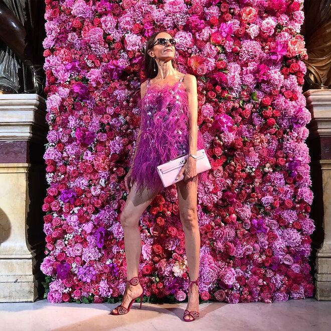 Luna De Casanova com vestido Paco Rabanne, carteira Hermès e saltos Aquazzura