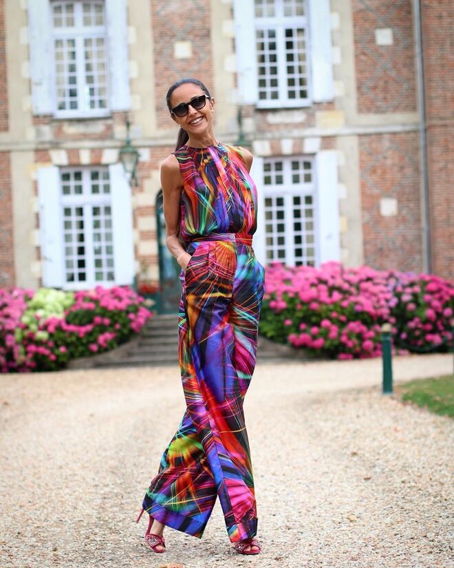 Luna De Casanova com macacão Chanel e saltos Aquazzura