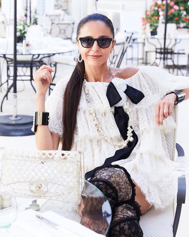 Luna De Casanova com vestido e carteira Chanel