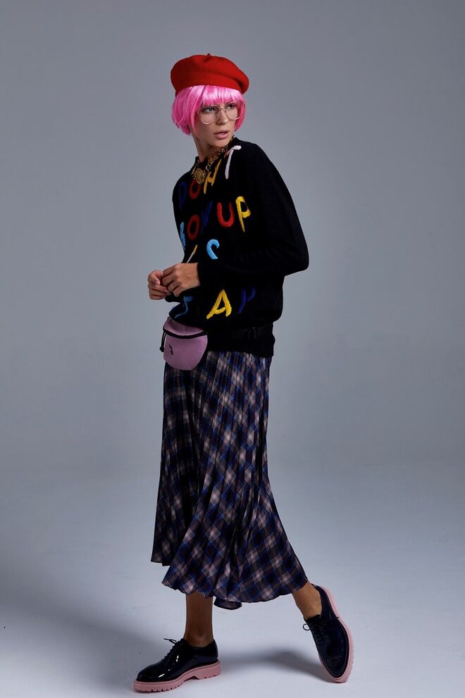 Styling e Produção de Moda: Sarah Mayra | Camisa: Molly Bracken, Saia: Lion of Porches, Sapatos: Lemon Jelly, Óculos: H&M, Pochete: East Pak