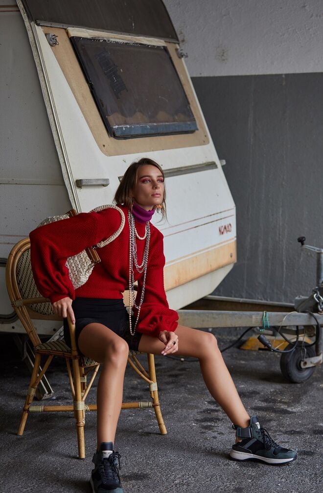 Styling e Produção de Moda: Marta André | Camisolas: SiennaBe, Calções: H&M, Botas: Palladium, Acessórios: Acervo da produção 