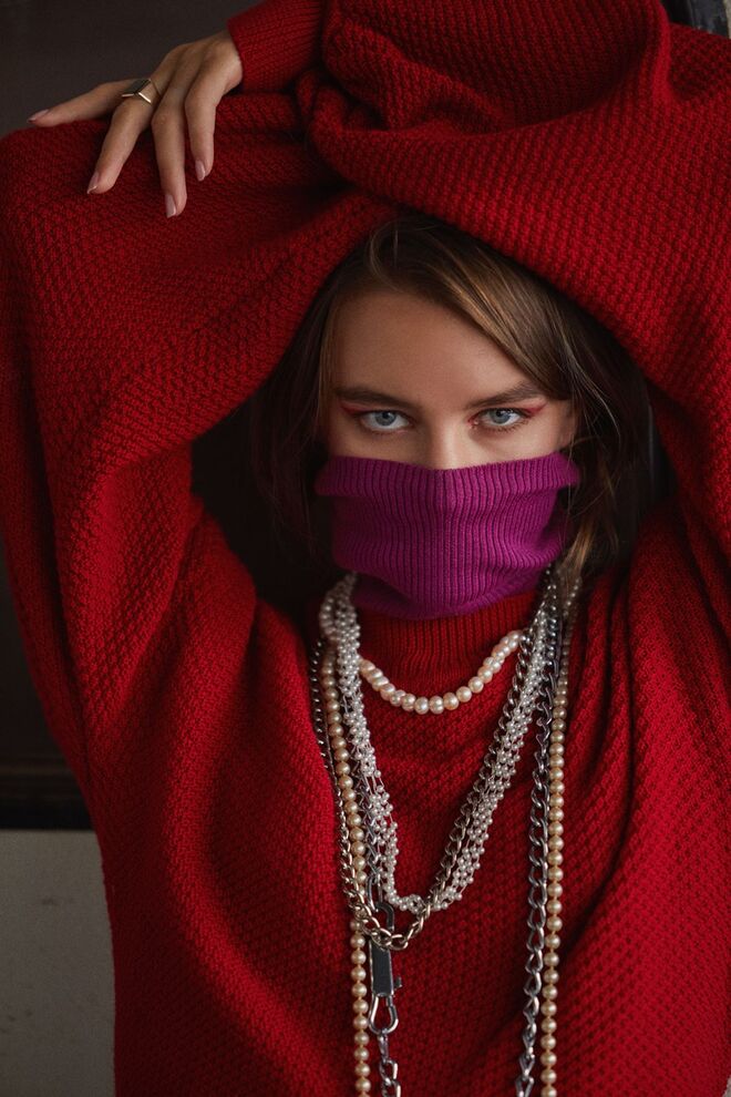 Styling e Produção de Moda: Marta André | Camisolas: SiennaBe, Acessórios: Acervo da produção 