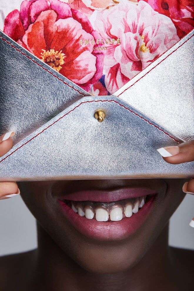 Styling e Produção de Moda: Maria Patrão | Mala prateada, Envelope Lisboa