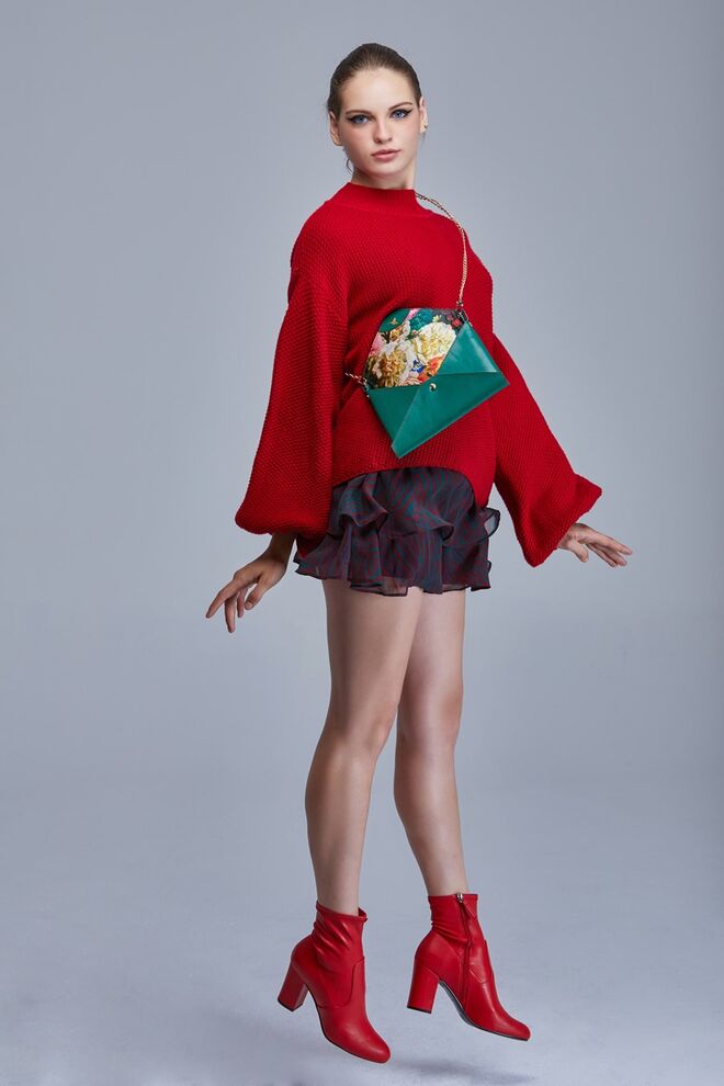 Styling e Produção de Moda: Maria Patrão | Vestido: Volcom, Camisola de malha: SiennaBe, Botas: Steve Madden, Mala: Envelope, Maquilhadora: Telma Denise 