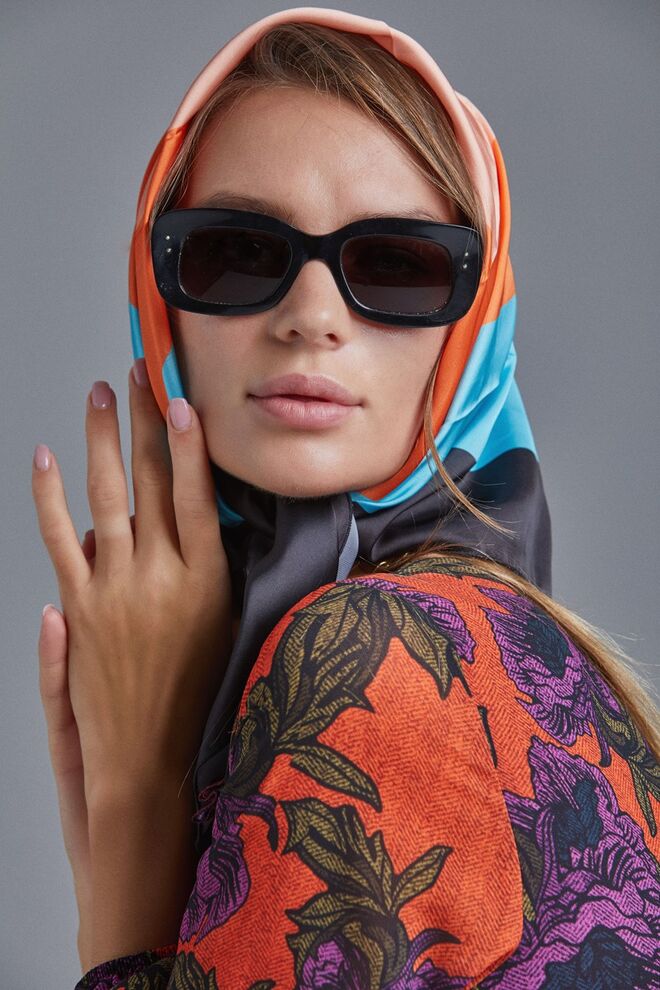 Styling e Produção de Moda: Maria Patrão | Vestido: Sienna, Lenço e óculos: Acervo da produção, Maquilhadora: Telma Denise