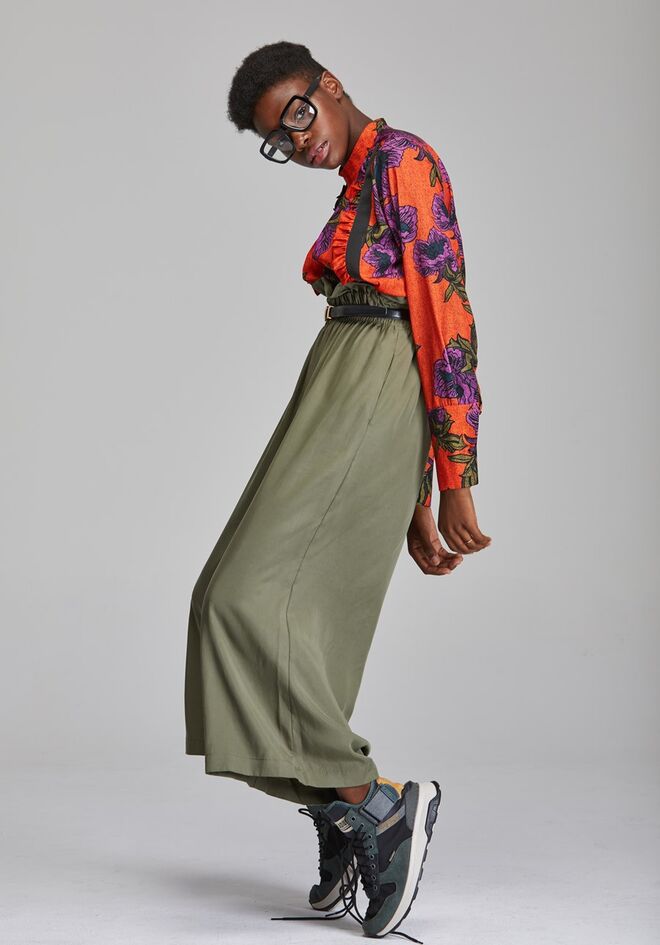 Styling e Produção de Moda: Mafalda Filipe | Blusa e Calças: Sienna, Botas: Palladium, Óculos e cinto: Acervo da produção, Modelo: Mafalda Vilanova (Blast Models), Maquilhadora: Sílvia Ferreira