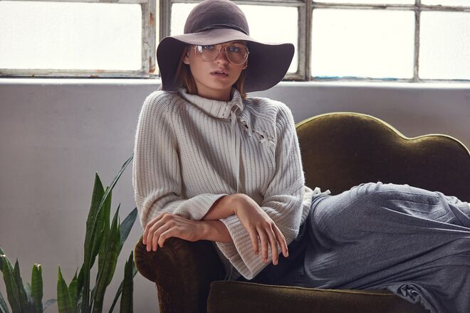 Styling e Produção de Moda: Mafalda Filipe | Saia: Molly Bracken, Camisola de malha: Lion of Porches, Meias: Calzedonia, Óculos e chapéu: Acervo da produção, Modelo: Zoryana Ivaniv (Blast Models), Maquilhadora: Telma Denise