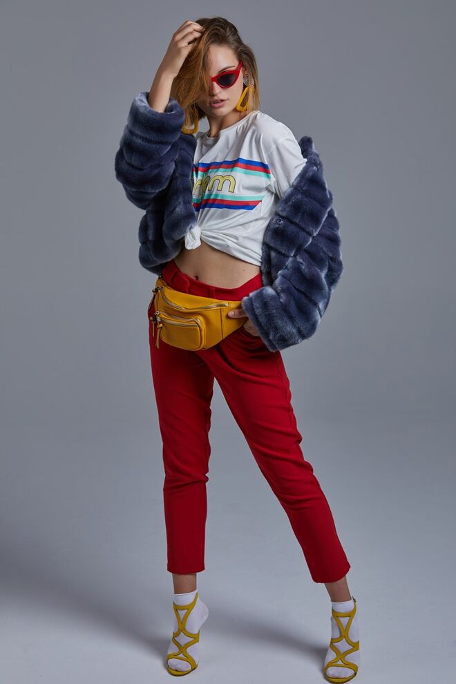 Styling e Produção de Moda: Madalena Múrias | Casaco: Lion of Porches, T-shirt: Forever21, Calças: SiennaBee, Sapatos: Steve Madden, Meias: Calzedonia, Bolsa: Stradivarius, Acessórios: Acervo da produção, Modelo: Zoryana Ivaniv (Blast Models), Maquilhadora: Telma Denise