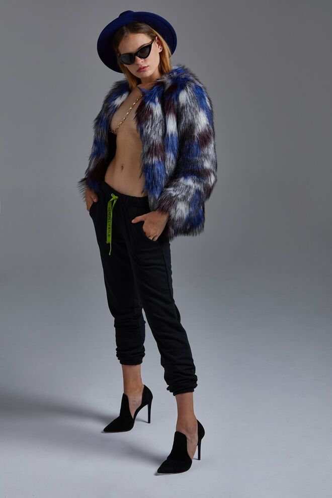 Styling e Produção de Moda: Flávio Pereira Nunes | Casaco: Molly Bracken, Calças: Forever21+ Kylie and Kendall, Sapatos: Steve Madden, Modelo: Zoryana Ivaniv (Blast Models), Maquilhadora: Telma Denise