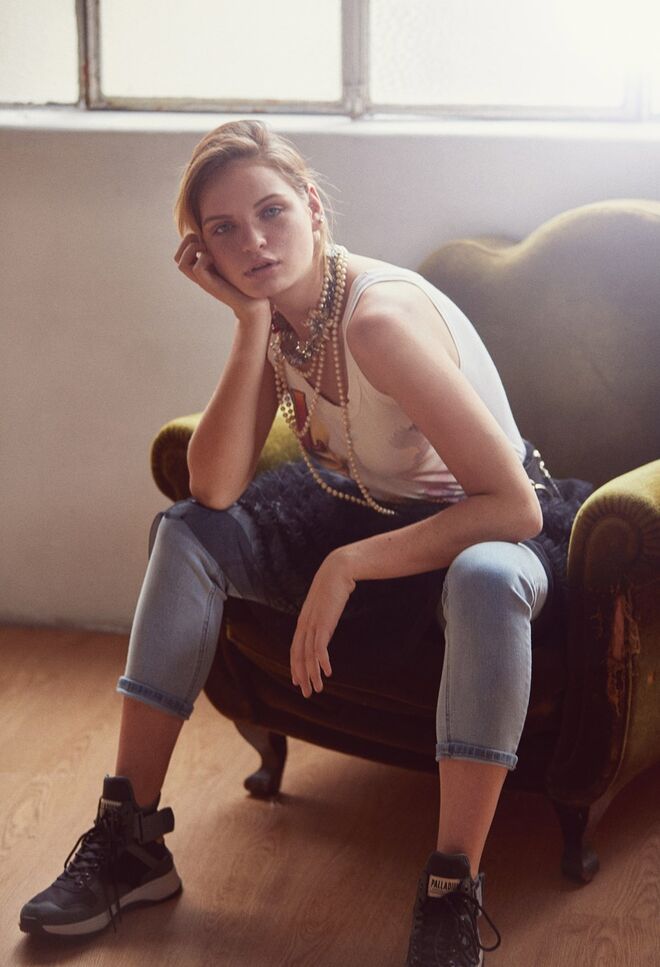 Styling e Produção de Moda: Carolina Canas | Saia: Molly Bracken, Calças: Volcom, Ténis: Palladium, Top: Annarita N, Cinto: Adele Fado