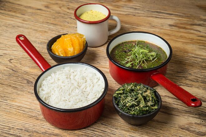 Feijoada com couve, arroz branco, laranja e farofa