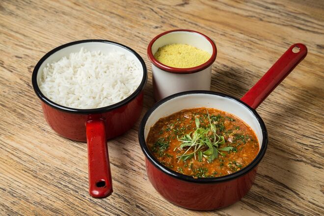 Picadinho Carioca com farofa e arroz branco