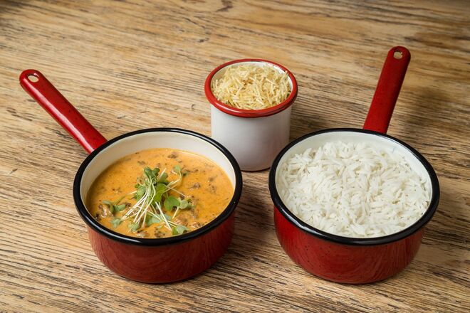 Strogonoff com batata palha e arroz