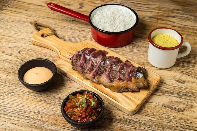 Picanha Nobre com arroz branco, farofa, molho vinagrete e maionese Sriracha