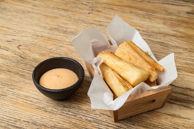 Mandioca frita com maionese de alho e Sriracha