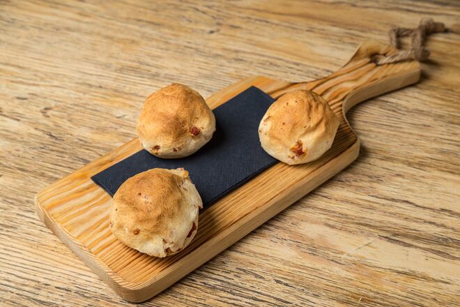 Pães-de-queijo recheados com chouriço e linguiça defumada 