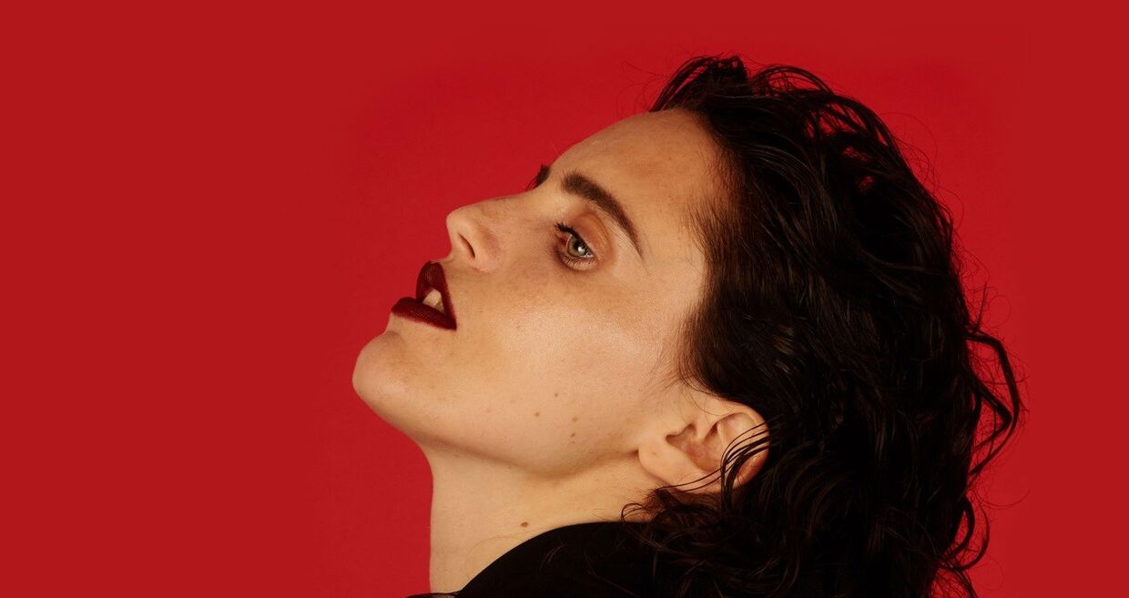 Comparada a Patti Smith ou PJ Harvey, a cantora britânica Anna Calvi apresenta o álbum Hunter. Atua no Hard Club, no Porto, e no Capitólio, em Lisboa, nos dias 19 e 20 de outubro, respetivamente.
