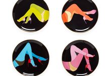 Pratos Les Girls (conjunto de 4), €78, Jonathan Adler, em yoox.com 