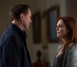 Julianne Moore regressa à Sétima Arte no filme Bel Canto, onde protagoniza Roxane Coss, uma belíssima cantora soprano que se vê refém de um grupo de guerrilheiros aquando de um concerto privado, no Peru, na festa de aniversário de Katsumi Hosokawa, um abastado industrial japonês (Ken Watanabe).