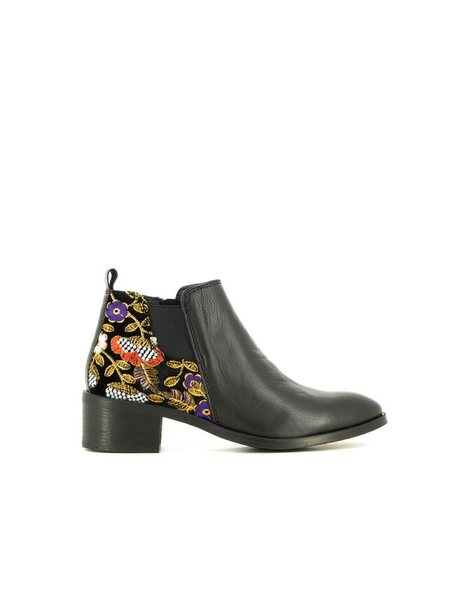 Botim em pele com estampado, €44,50, SEASIDE