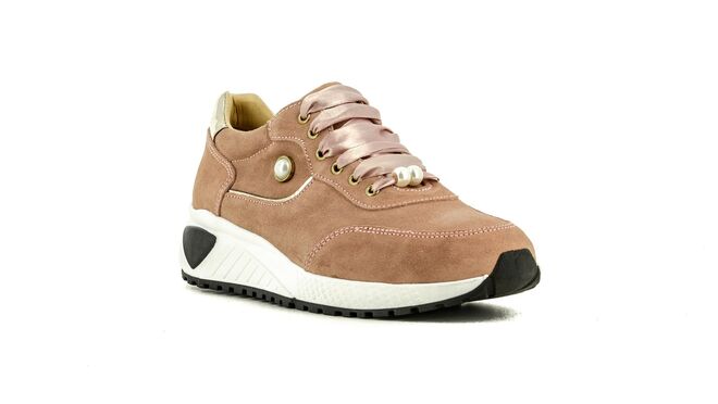 Ténis com pérolas e atacadores, €44,50, SEASIDE