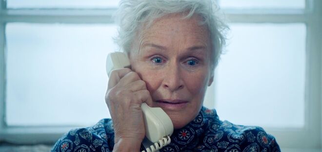 Glenn Close é Joan Castleman, uma dona de casa devota que, durante quarenta anos, sacrificou o seu talento e os seus sonhos pelo seu infiel marido Joe (Jonathan Price) no filme A Mulher, de Björn Runge.