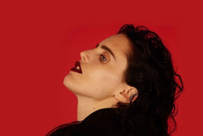 Comparada a Patti Smith ou PJ Harvey, a cantora britânica Anna Calvi apresenta o álbum Hunter. Atua no Hard Club, no Porto, e no Capitólio, em Lisboa, nos dias 19 e 20 de outubro, respetivamente. 