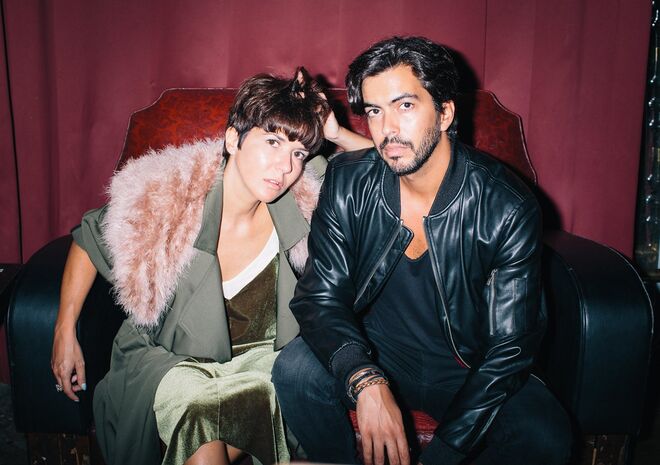 Peritos em trazer de volta o glamour dos anos 80, os Best Youth, a dupla formada por Ed Rocha Gonçalves e Catarina Salinas, sobem ao palco do Estúdio Time Out Market em Lisboa (a 19) e da Casa da Música, no Porto (dia 25), para cantar o álbum Cherry Domino.