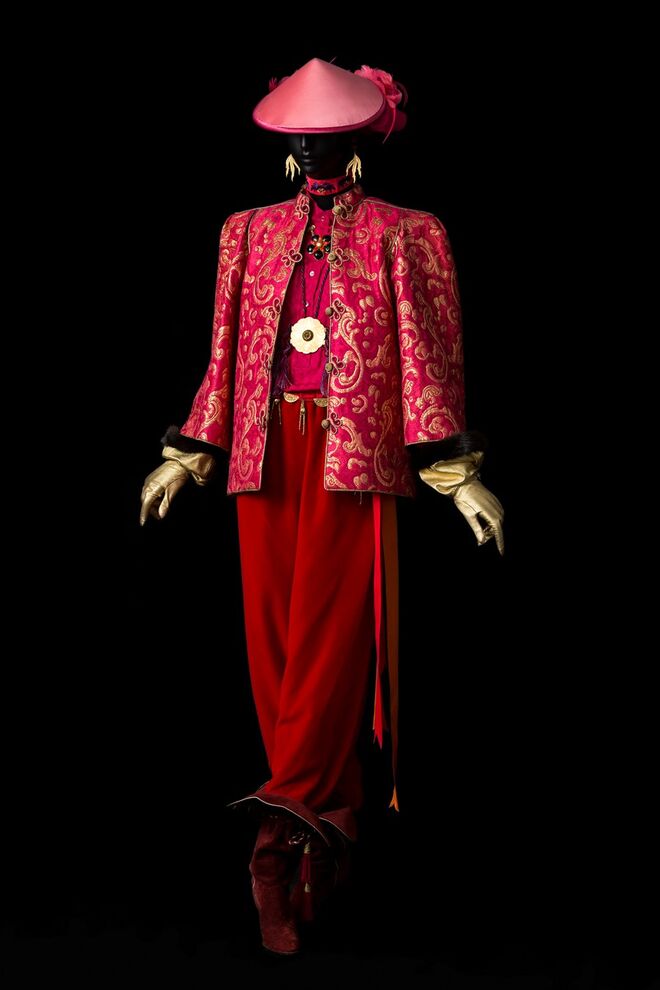 Criação da coleção de Alta-Costura de outono/inverno 1977, de Yves Saint Laurent. Exposição Yves Saint Laurent: Dreams of the Orient, em Paris.
