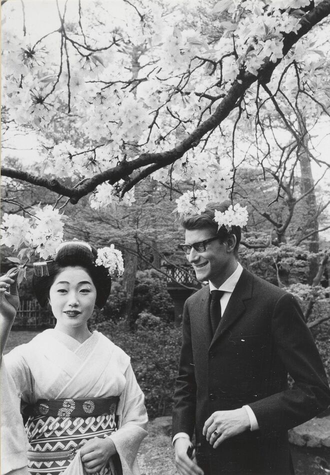Yves Saint Laurent com uma cortesã que usa traje tradicional, durante uma visita a Quioto (Japão) em abril de 1963. Exposição Yves Saint Laurent: Dreams of the Orient, em Paris.