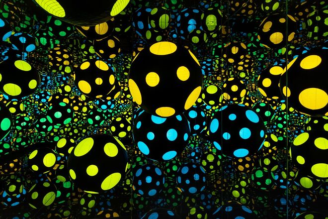 Infinity Mirrored Room - My Heart is Dancing Into the Universe, Yayoi Kusama 2018. Exposição Yayoi Kusama, The Moving Moment When I Went to the Universe, em Londres.
