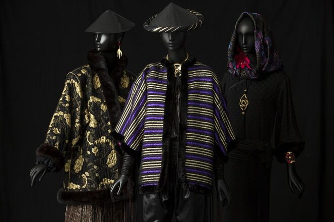 Criações da coleção de Alta-Costura de outono/inverno 1977, de Yves Saint Laurent. Exposição Yves Saint Laurent: Dreams of the Orient, em Paris.