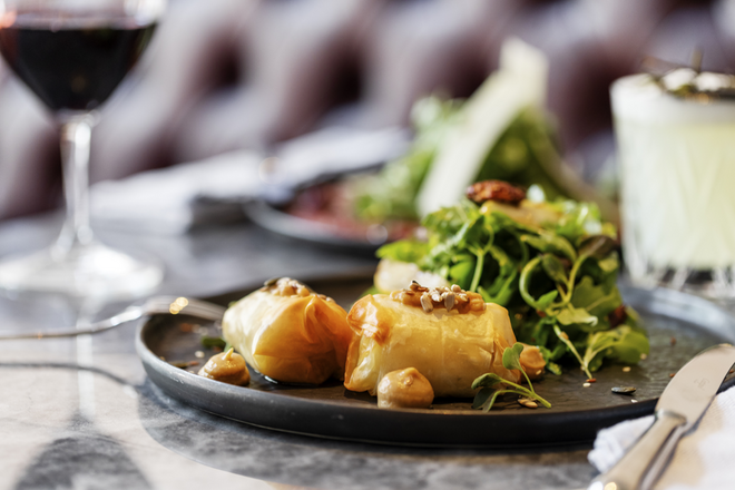 Sala de Corte: folhado de queijo de cabra com pêra grelhada e nozes pecan caramelizadas (€10)