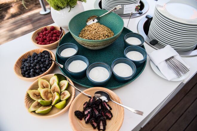 Brunch Sheraton Cascais Resort: iogurte natural com granola e acompanhamentos.