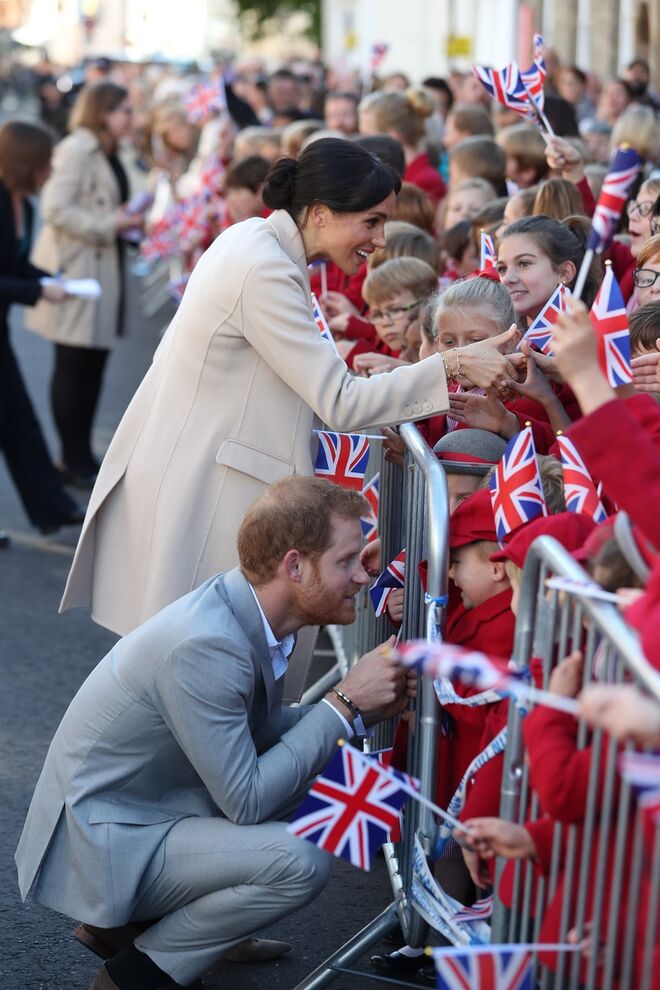 Meghan Markle e o príncipe Harry visitam o condado de Sussex