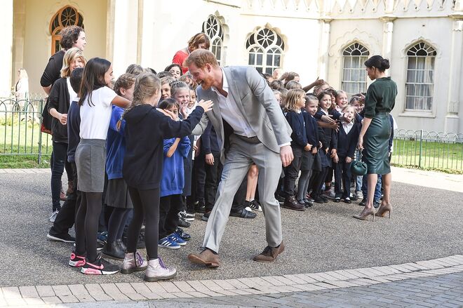 O príncipe Harry diverte-se com crianças na visita oficial, em Brighton