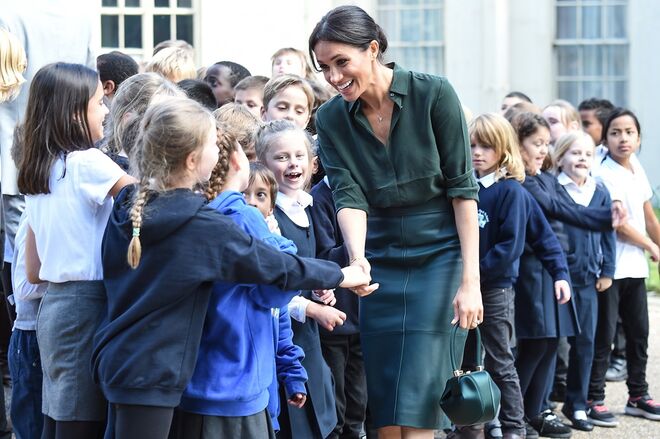 Meghan Markle cumprimenta as crianças durante a visita oficial a Sussex
