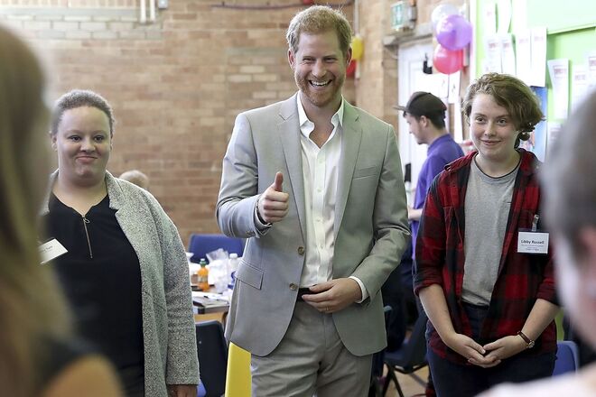 O príncipe Harry na visita oficial ao Joff Youth Centre, em Sussex