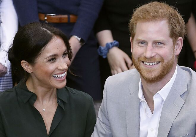 Meghan Markle e o príncipe Harry na visita oficial ao Joff Youth Centre, em Sussex