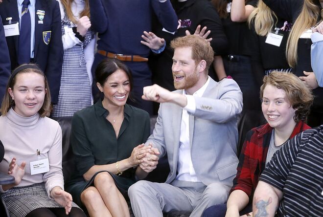 Meghan Markle e o príncipe Harry na visita oficial ao Joff Youth Centre, em Sussex
