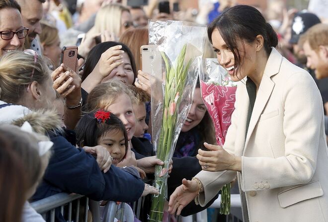 Meghan Markle é recebida pelos ingleses no Joff Youth Centre