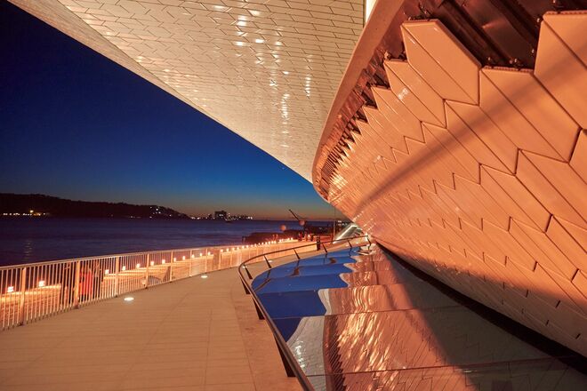 A entrada do MAAT, à noite.