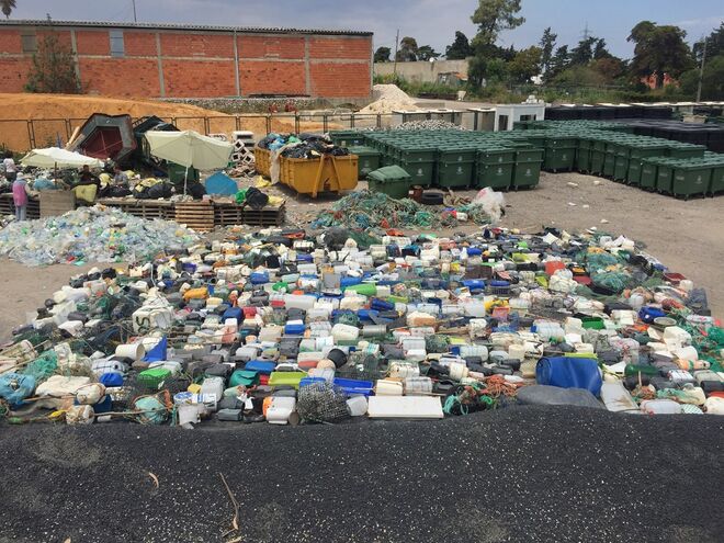 Lixo recolhido para a instalação de Tadashi Kawamata, Over the Flow, em exibição no MAAT. 