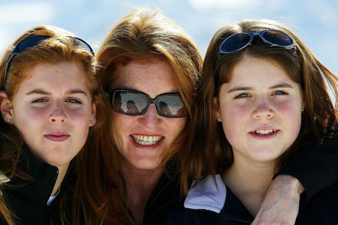 As princesas Beatrice e Eugenie com a mãe na Suíça, em 2004