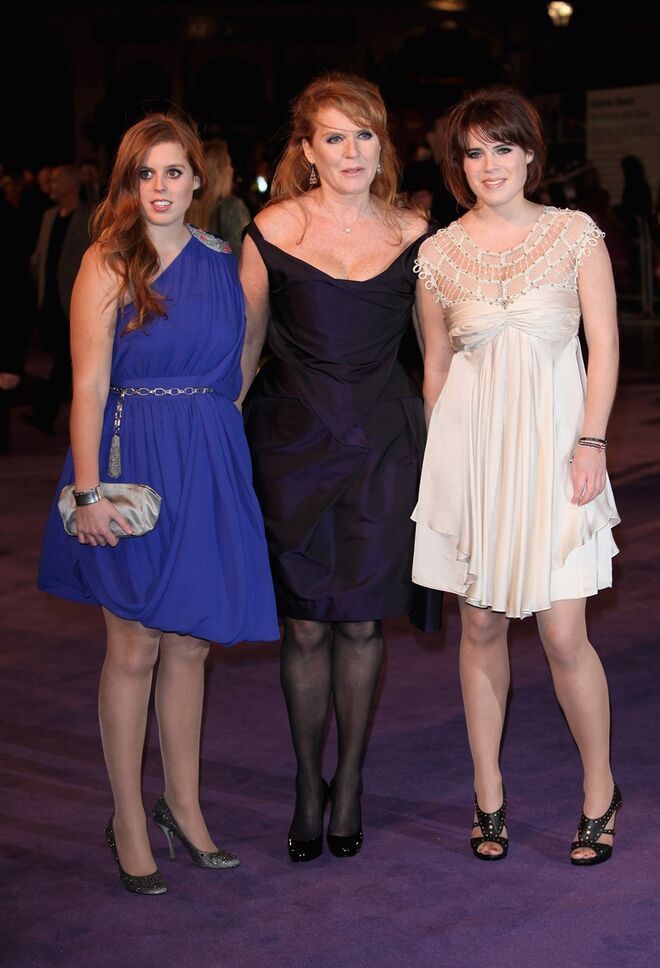 Beatrice, Sarah Ferguson e Eugenie no Odeon Cinema, em Londres, em 2009