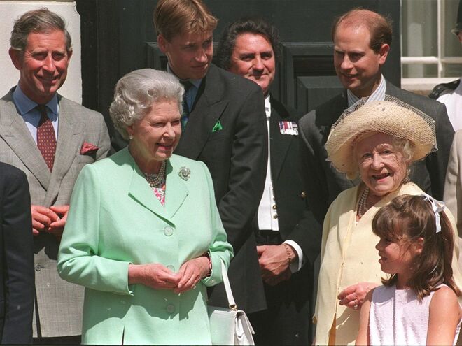A rainha Isabel, a Rainha Mãe da Grã-Bretanha com sua filha a rainha Isabel II e membros da família real, o príncipe Carlos, o príncipe William e o príncipe Edward e Eugenie, a 4 de agosto de 1998, na Clarence House, na comemoração do 98º aniversário da rainha-mãe