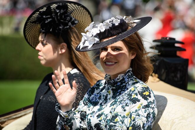 A princesa Eugenie no Royal Ascot ao lado da irmã Beatrice, a 21 de junho de 2018