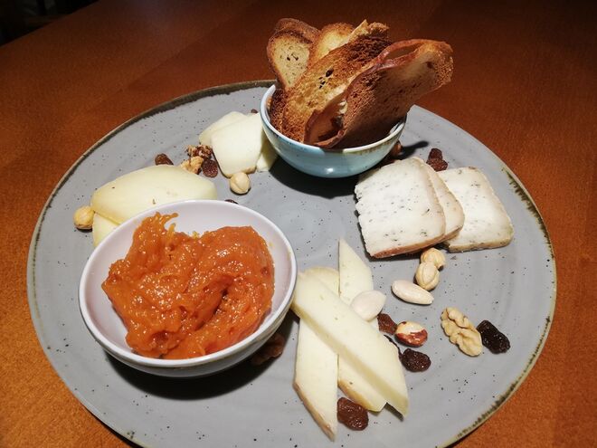 Tábua de queijos, seleção de queijos tradicionais portugueses, compota caseira e tostas caseiras